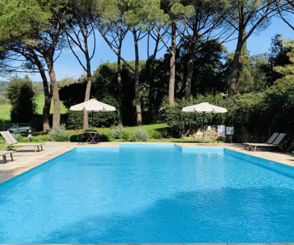 Piscina immersa nel Parco dei Lecci con vista sulla Maremma