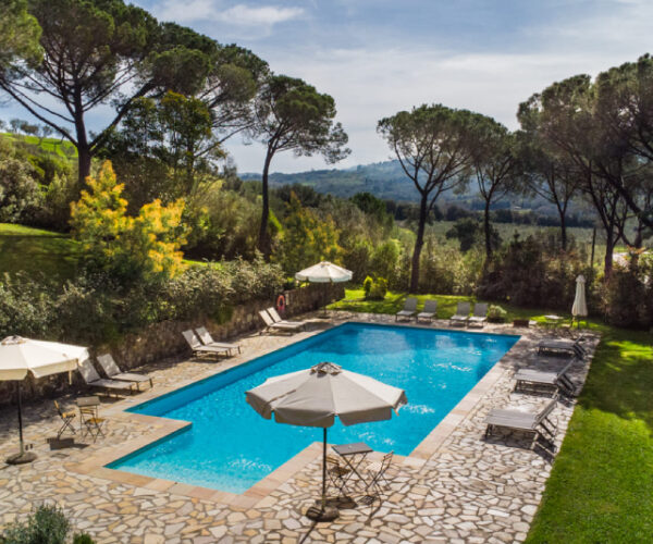 Piscina immersa nel Parco dei Lecci con vista sulla Maremma